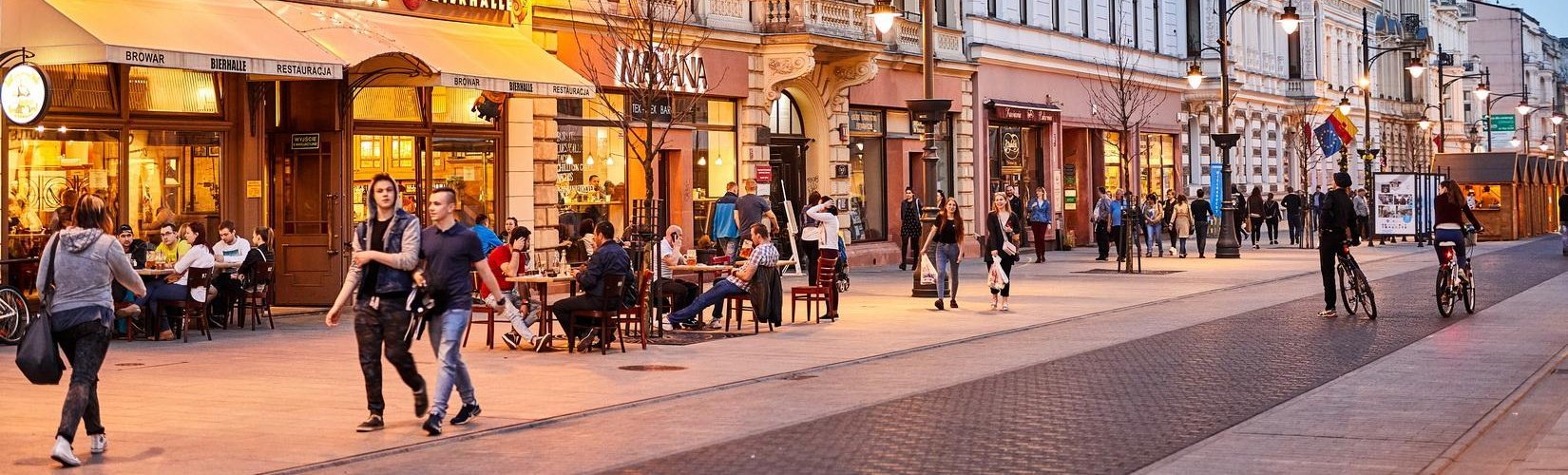Ulica Piotrkowska łączy obecnie handel z rozrywką i gastronomią , fot. Sebastian Glapiński / UMŁ