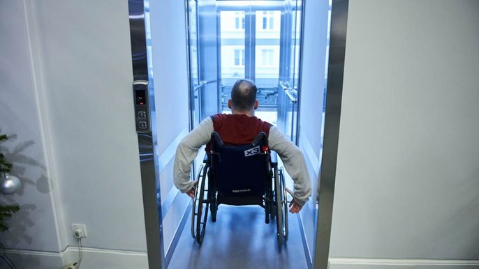 Nowa winda dla osób z niepełnosprawnościami - fot. Radosław Jóźwiak / UMŁ
